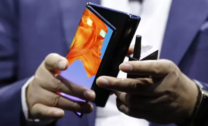 Μετά την Samsung ακολουθεί η Huawei με αναδιπλούμενο smartphone