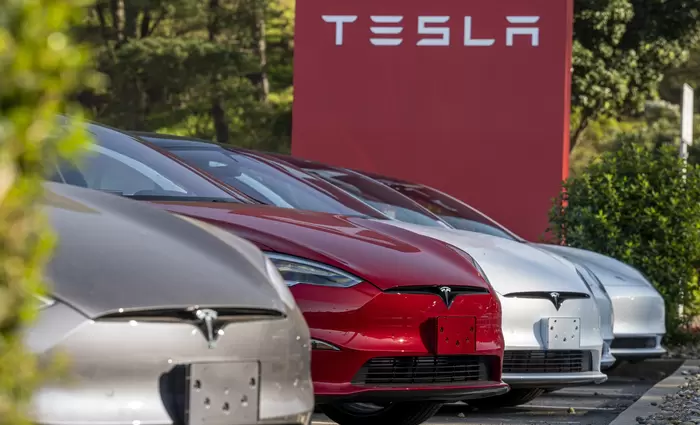 Bloomberg: Γιατί η Tesla ανακαλεί 2 εκατομμύρια αυτοκίνητα