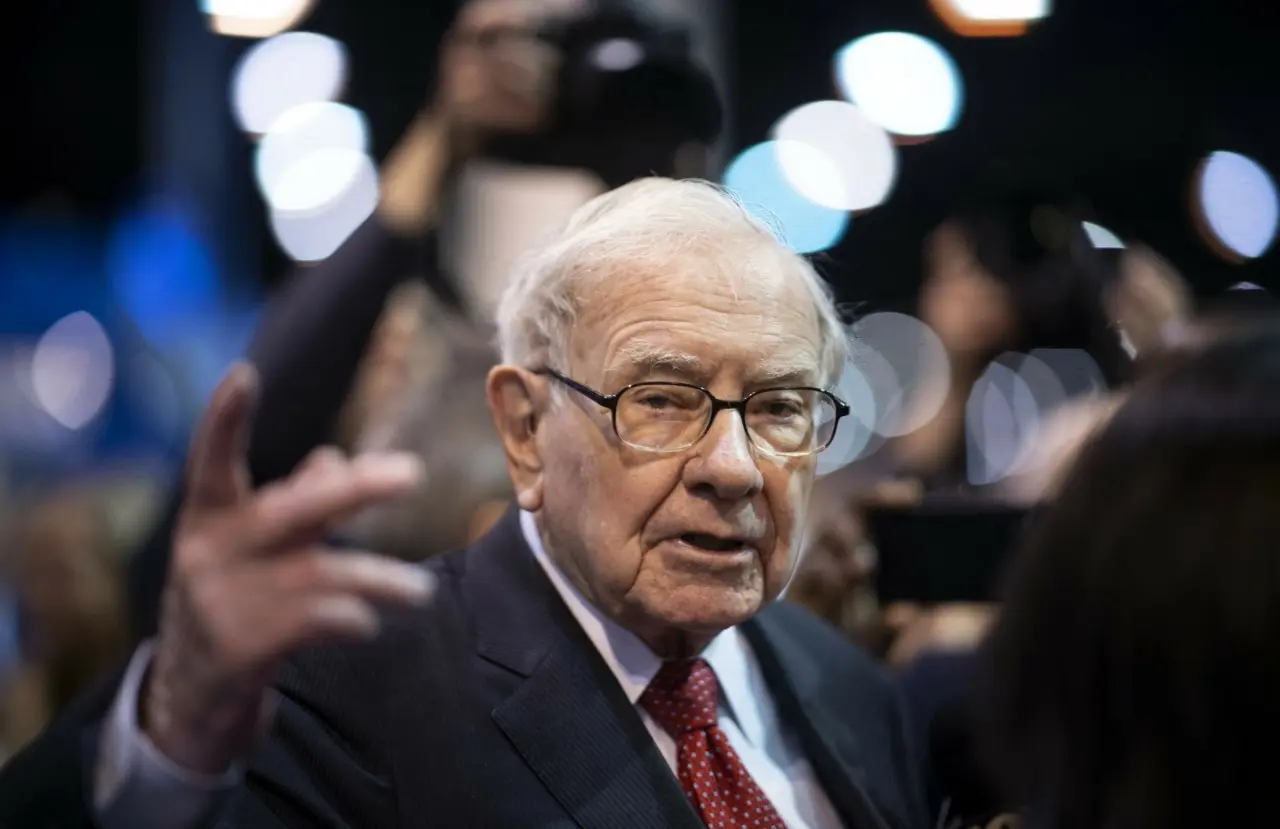 Berkshire Hathaway: Η εταιρεία του Γουόρεν Μπάφετ πουλάει Amazon και αγοράζει New York Times