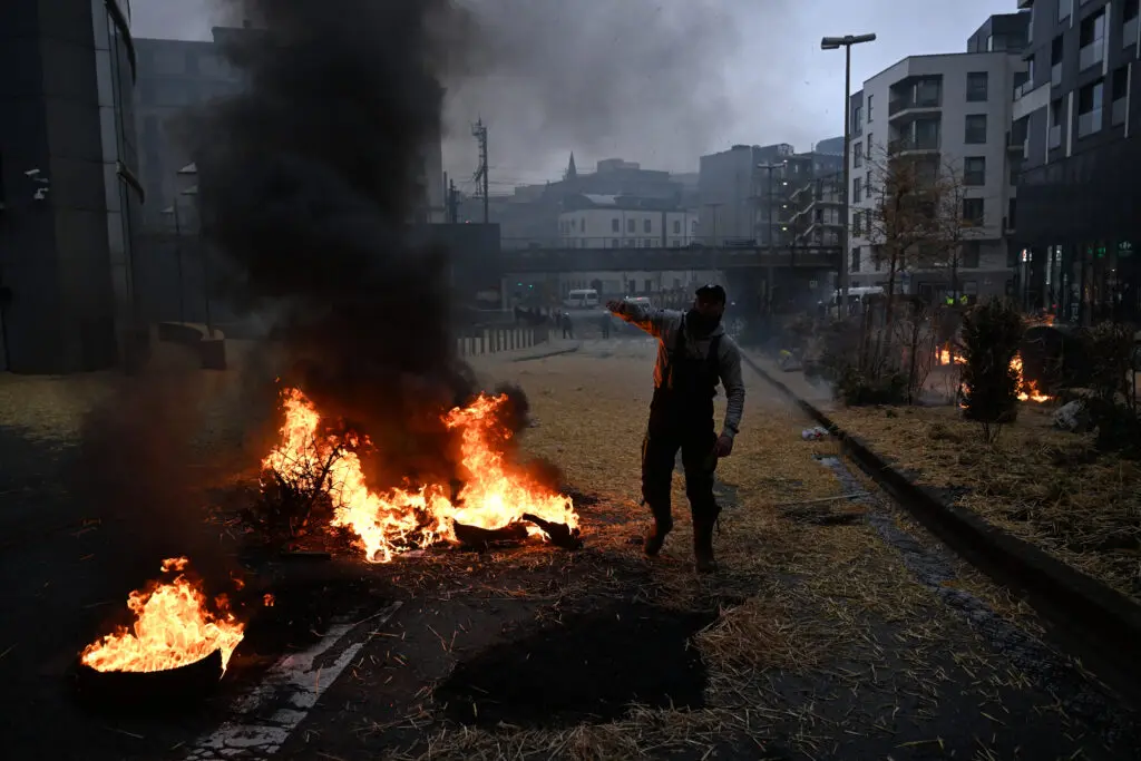 Βρυξέλλες: Οι αγρότες συγκρούονται με την αστυνομία (Video-φώτος)