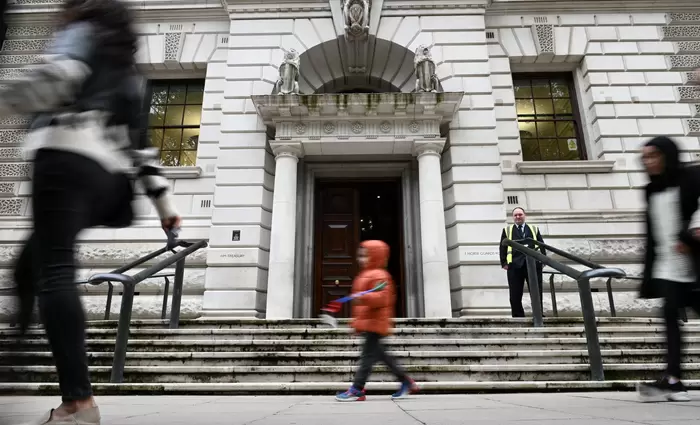 FΤ: Το βρετανικό ΥΠΟΙΚ προσφέρει έως £100.000 για εθελούσια έξοδο εκατοντάδων εργαζομένων