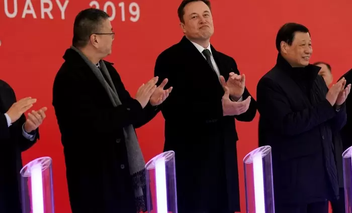 Κατασκοπίες και προειδοποιήσεις για λουκέτο στην Tesla