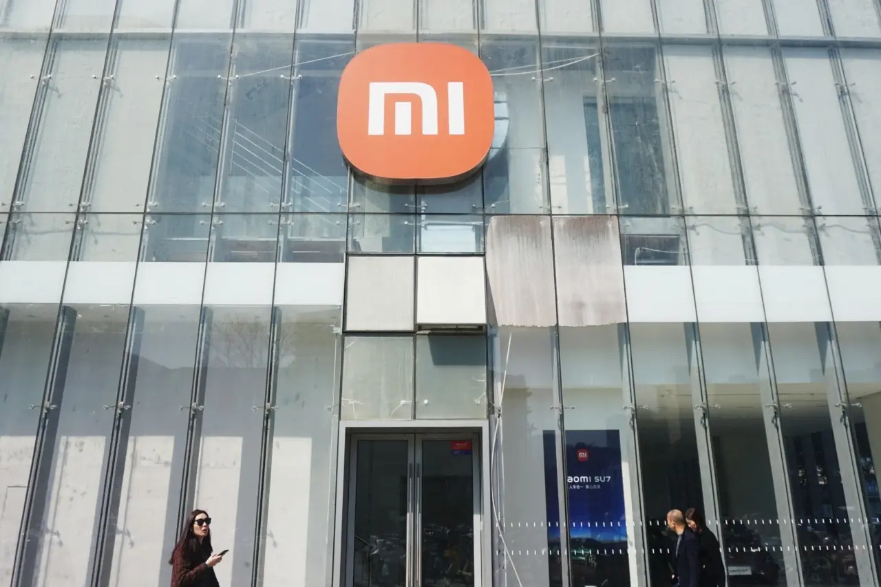 Xiaomi: Αναζητά έως και $5,3 δισ. σε τοποθέτηση μετοχών για επιχειρηματική επέκταση