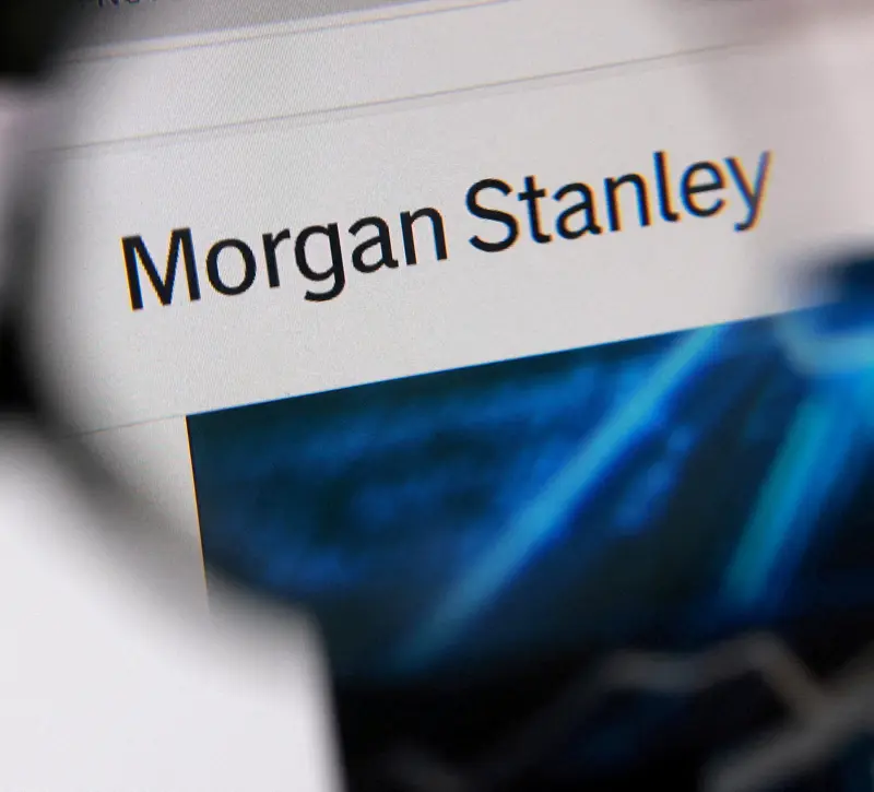 Morgan Stanley: Μάχη με το χρόνο για το πετρέλαιο – Οι εξελίξεις στα Στενά του Ορμούζ και το σενάριο για Brent έως $150