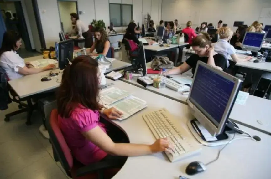 Αυξήθηκε κατά 35 άτομα η απασχόληση στην κυβέρνηση τον Φεβρουάριο