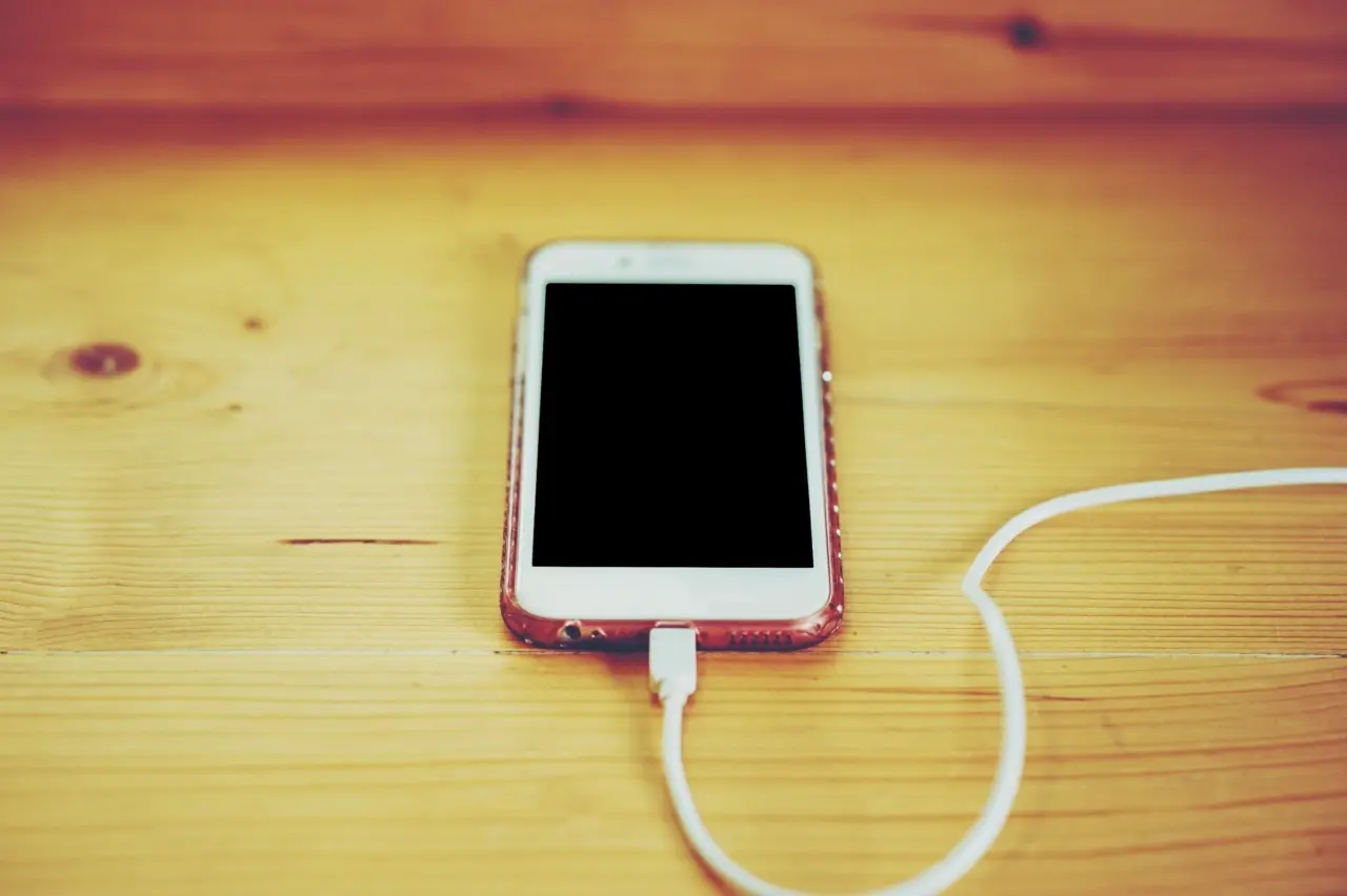 Apple: Σχέδιο για iPhone χωρίς καλώδια - Πώς θα γίνεται η φόρτιση