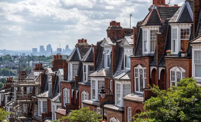 Ανεβαίνουν εν μέσω κρίσης οι τιμές των κατοικιών