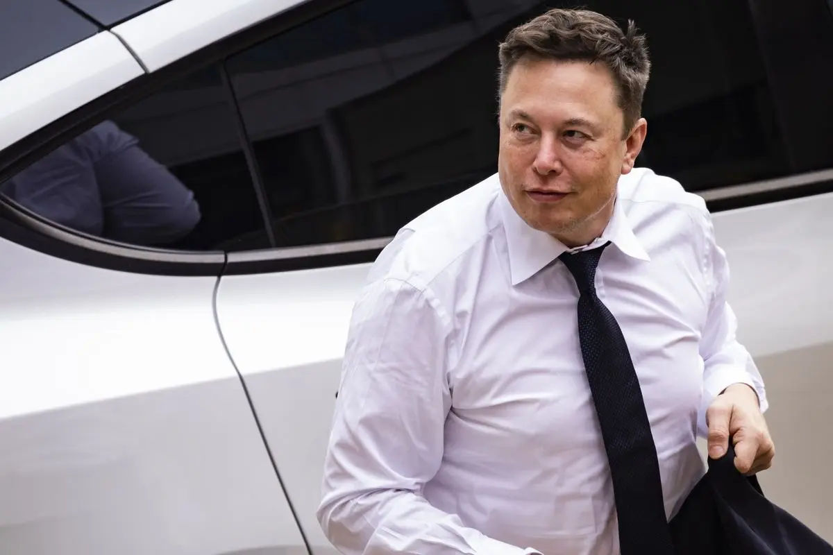 Πώς η Tesla προσπαθεί να βγάλει χρήματα από όπου μπορεί