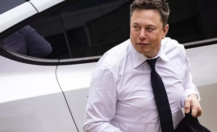 Πώς η Tesla προσπαθεί να βγάλει χρήματα από όπου μπορεί