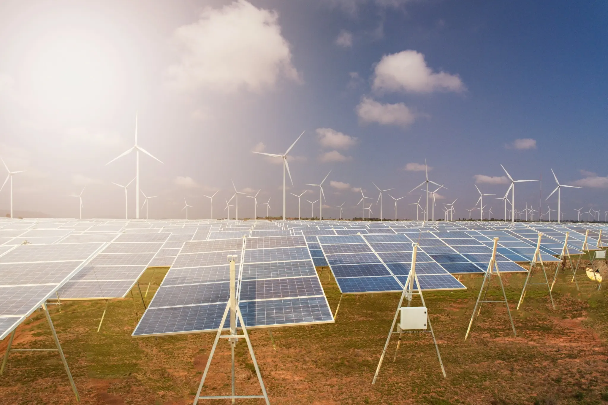 Ανανεώσιμες Πηγές Ενέργειας: Πώς η παγκόσμια στροφή φέρνει επενδύσεις και προκλήσεις