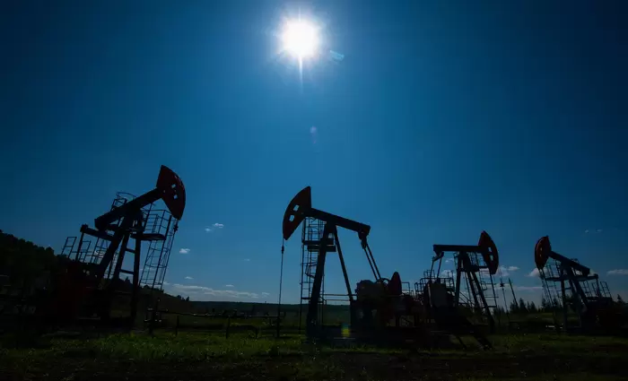 Πετρέλαιο: Εκτόξευση πάνω από τα $100 το βαρέλι – Εκκενώθηκε η βασική πετρελαϊκή εγκατάσταση του Ομάν