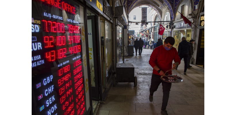 Το ξανασκέφτεται η Τουρκία για τα επιτόκια – Κίνδυνοι για πληθωρισμό και αστάθεια της λίρας