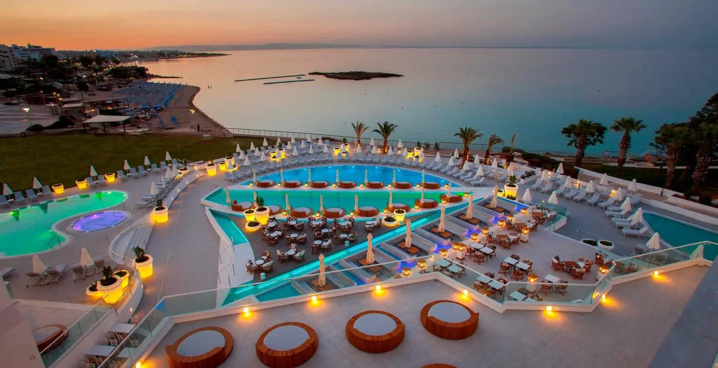 Σχέδια επί χάρτου για άνοιγμα ξενοδοχείων και αεροδρομίων