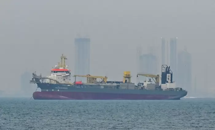 WSJ: Η Σαουδική Αραβία πιέζει τις ΗΠΑ να άρουν τον αποκλεισμό των Στενών του Ορμούζ