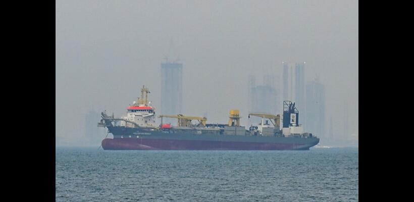 WSJ: Η Σαουδική Αραβία πιέζει τις ΗΠΑ να άρουν τον αποκλεισμό των Στενών του Ορμούζ