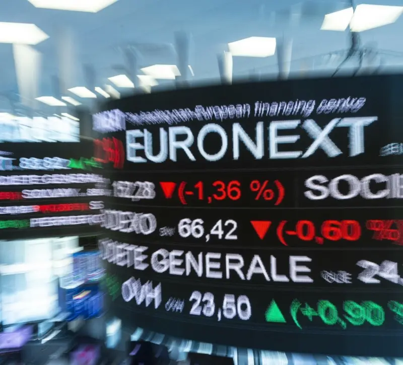 Άνοδος στα ευρωπαϊκά ταμπλό με το βλέμμα στη συνάντηση Τραμπ – Σι και την πολιτική κρίση στη Βρετανία
