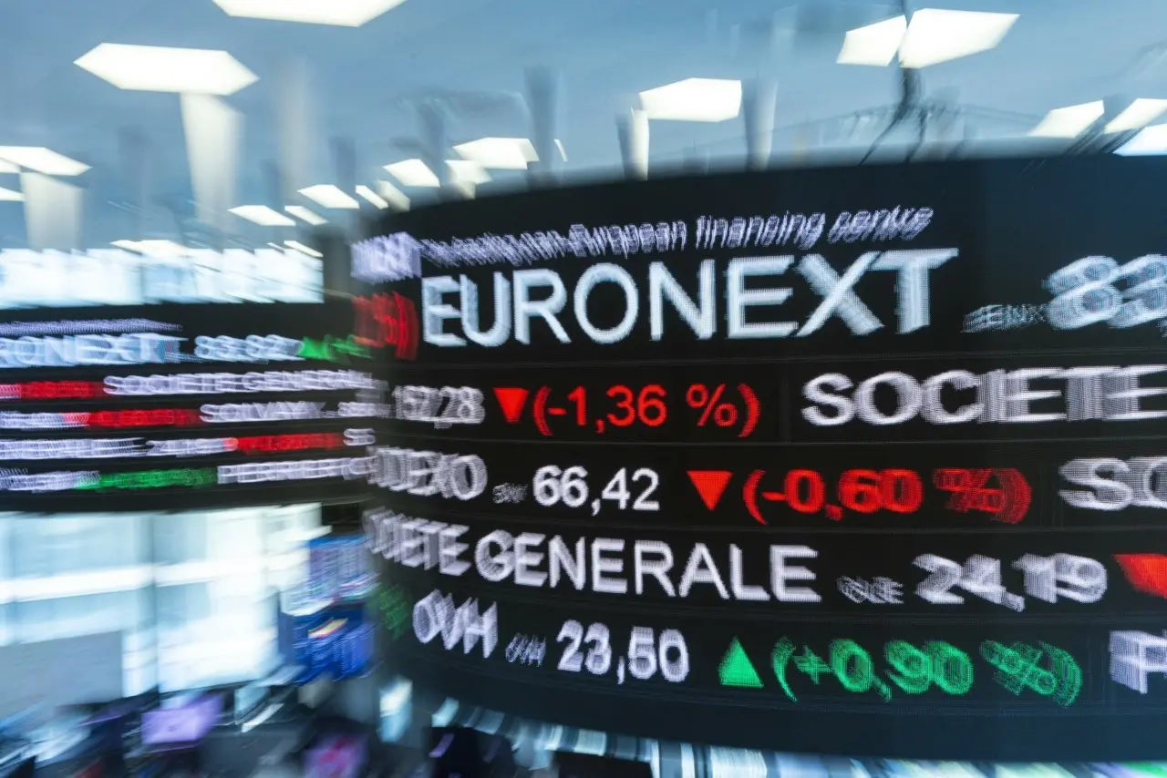 Άνοδος στα ευρωπαϊκά ταμπλό με το βλέμμα στη συνάντηση Τραμπ – Σι και την πολιτική κρίση στη Βρετανία