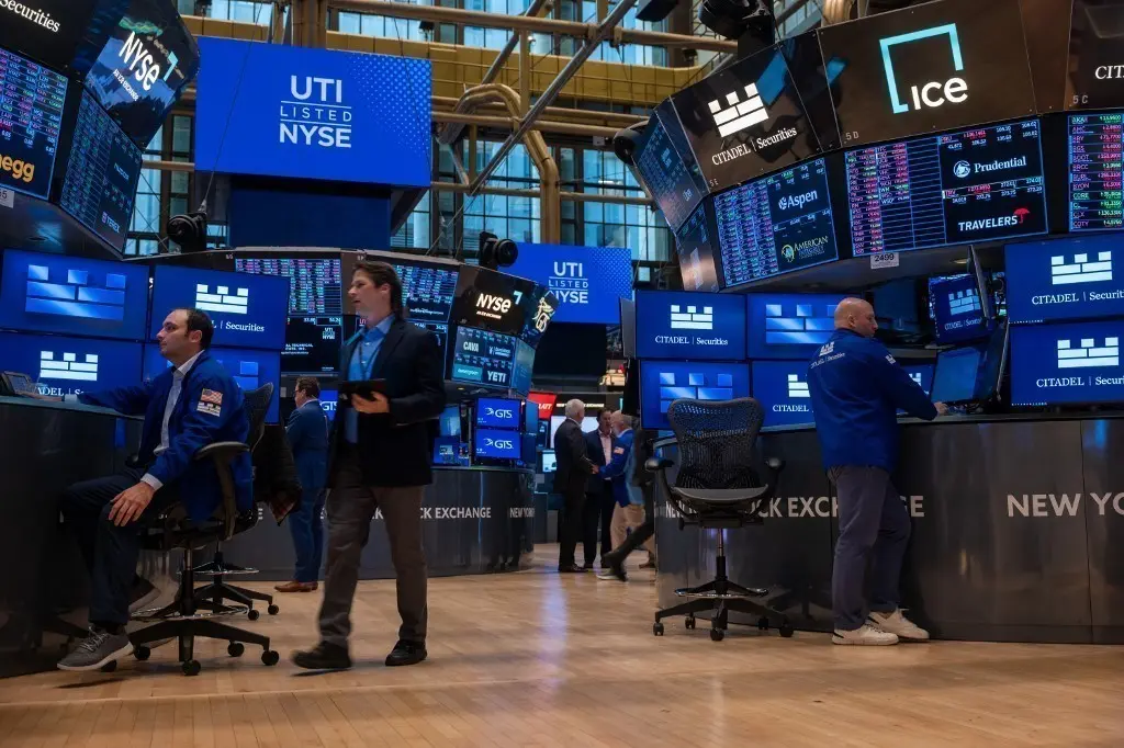 Wall Street: Ξανά πάνω από τις 50.000 μονάδες ο Dow Jones – Aνοδος για Cisco και Boeing