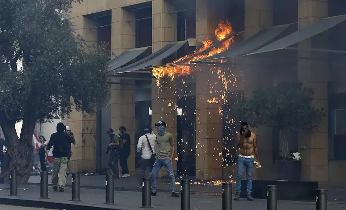 Λίβανος: Βουτιά ρεκόρ για τη Λίρα - Ντου στα γραφεία της Κεντρικής Τράπεζα