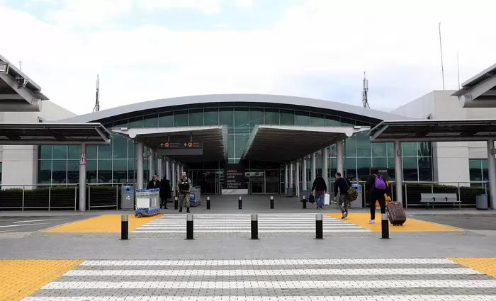 Στο τραπέζι το κλείσιμο αεροδρομίων για ακόμη ένα μήνα