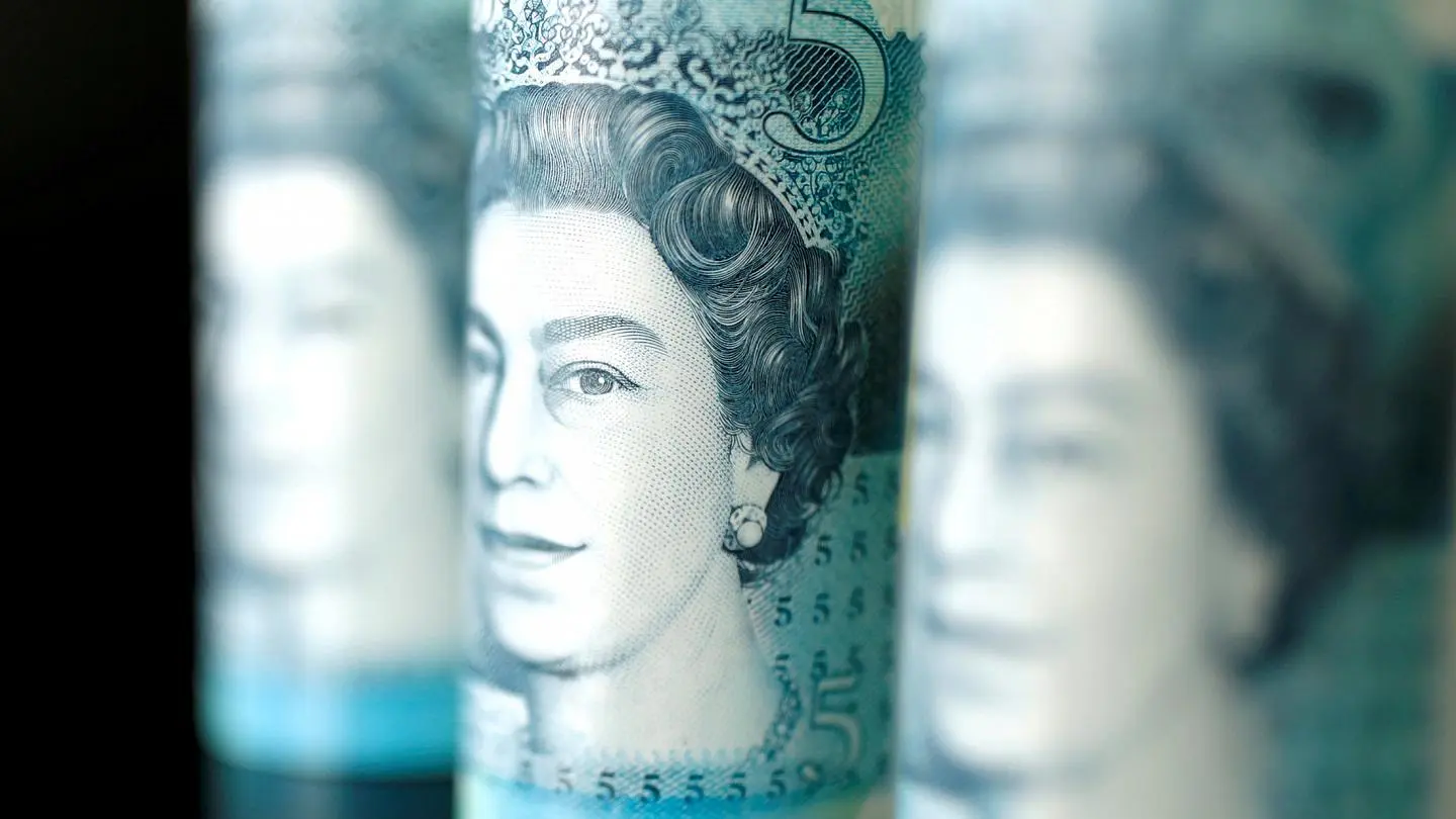 Συνεχίζει να «πετάει» η στερλίνα