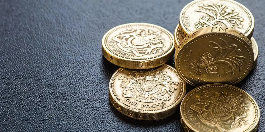 Κοντά στο χαμηλότερο επίπεδο του τελευταίου εξαμήνου κινείται η στερλίνα