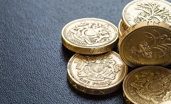 Κοντά στο χαμηλότερο επίπεδο του τελευταίου εξαμήνου κινείται η στερλίνα