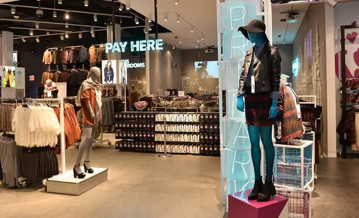 Ποια αλυσίδα φθηνής μόδας ξεπούλησε τα Χριστούγεννα - «Μυθικό» το περιθώριο κέρδους