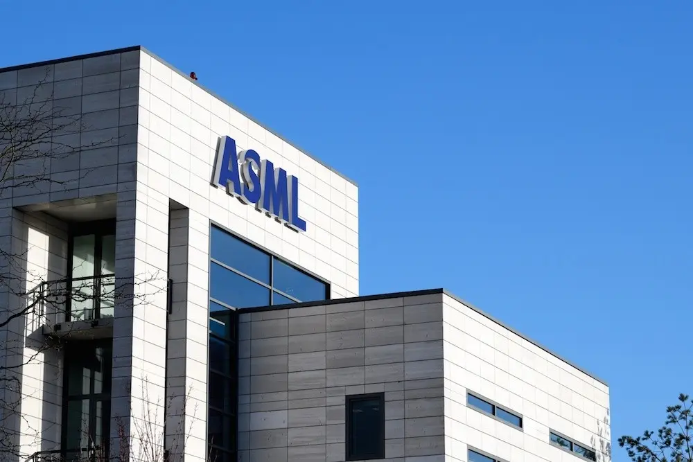ASML: Ανεβάζει τον πήχη των πωλήσεων λόγω έκρηξης στην τεχνητή νοημοσύνη