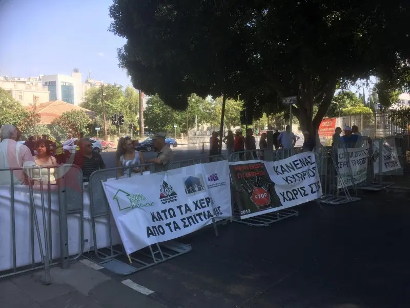 Άρχισαν να συγκεντρώνονται διαδηλωτές έξω απ’ τη Βουλή