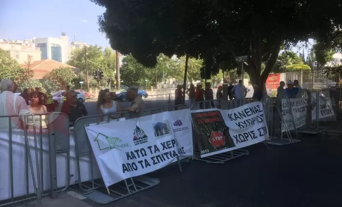 Άρχισαν να συγκεντρώνονται διαδηλωτές έξω απ’ τη Βουλή
