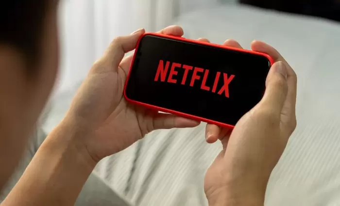 Μοιράζεστε κωδικούς για το Netflix; Έρχονται χρεώσεις από το 2023