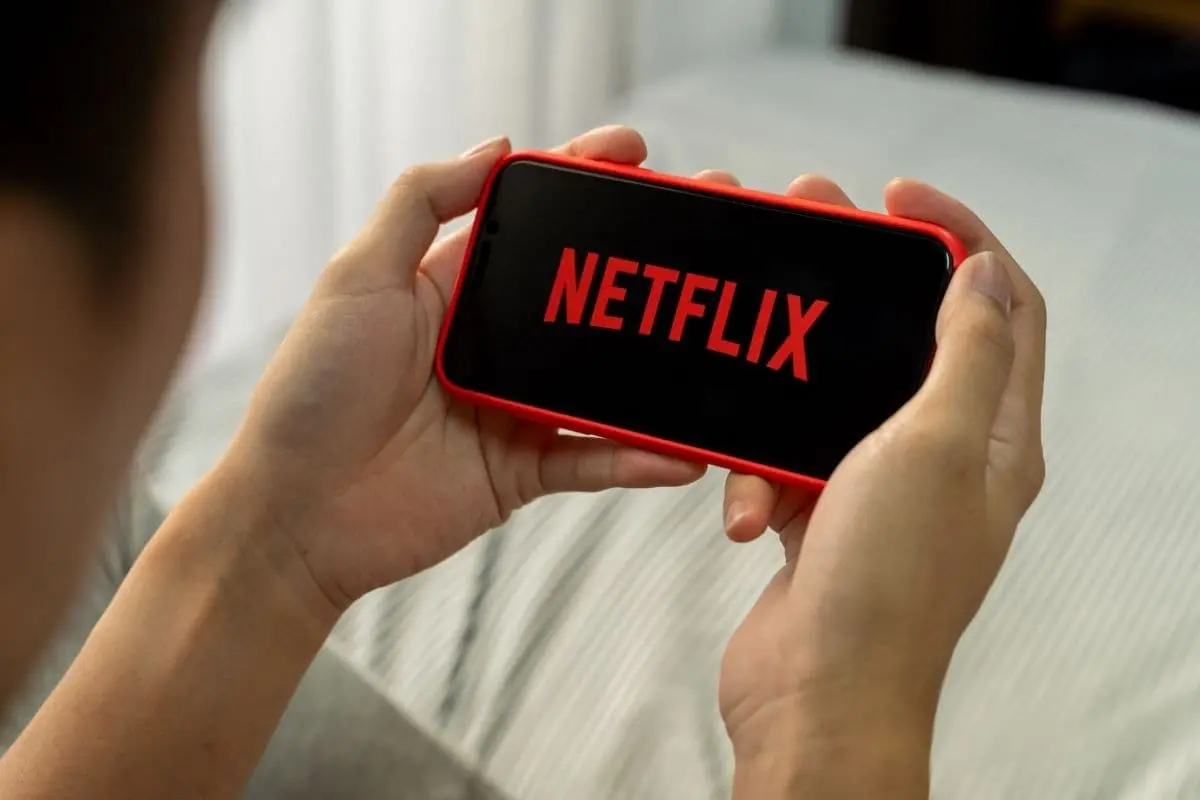 Μοιράζεστε κωδικούς για το Netflix; Έρχονται χρεώσεις από το 2023