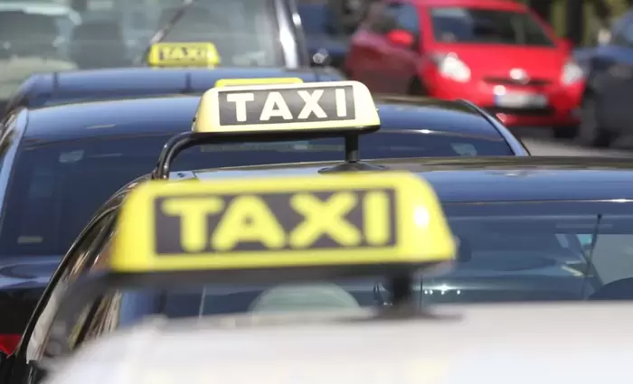 Αυστηρότερες ποινές για «πειρατικά ταξί» ψήφισε η Βουλή