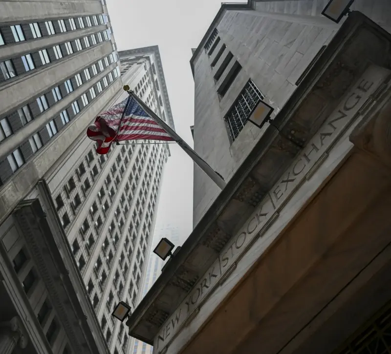 Wall Street: Στάση αναμονής ενόψει της επίσημης πρώτης του Κέβιν Γουόρς στη Fed