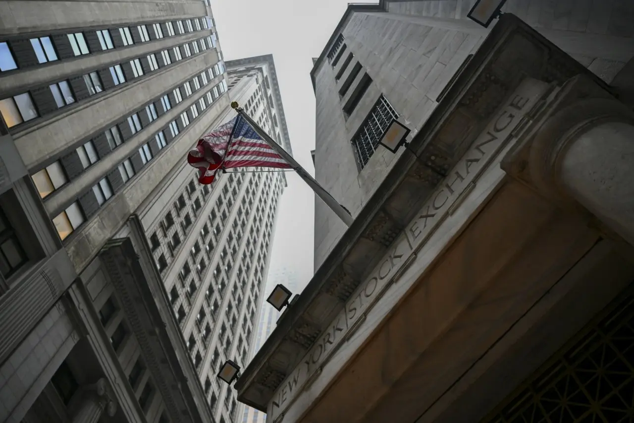 Wall Street: Στάση αναμονής ενόψει της επίσημης πρώτης του Κέβιν Γουόρς στη Fed
