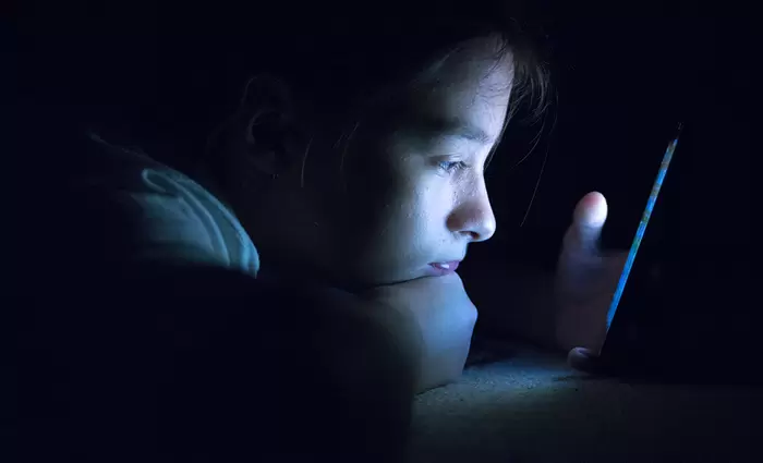 Οι πολλές ώρες μπροστά από την οθόνη καθυστερούν την ανάπτυξη των παιδιών