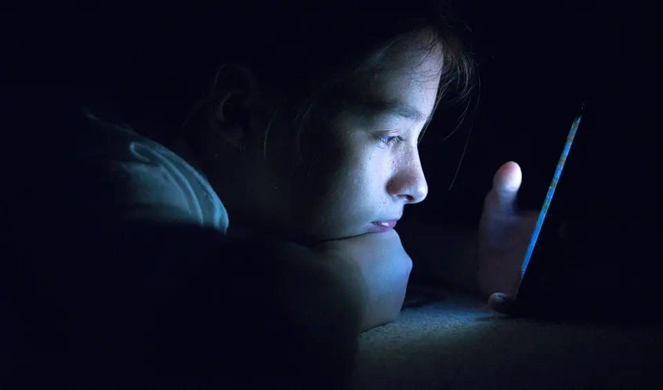 Οι πολλές ώρες μπροστά από την οθόνη καθυστερούν την ανάπτυξη των παιδιών