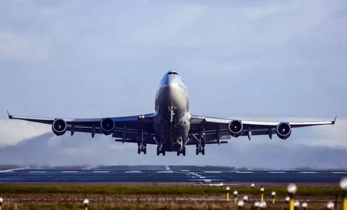 Πόλεμος και καύσιμα πιέζουν τις αεροπορικές - Στο τραπέζι αυξήσεις εισιτηρίων