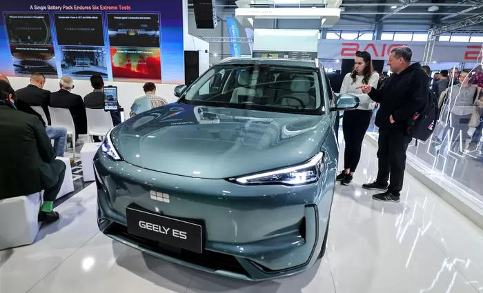 Geely: Κέρδη ρεκόρ $2,4 δισ. το 2025 – Πλησιάζει σε πωλήσεις την BYD