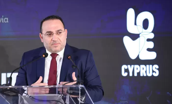 Νότα αισιοδοξίας από Κουμή για αφίξεις – Βλέπει σταδιακή ανάκαμψη των τουριστικών ροών