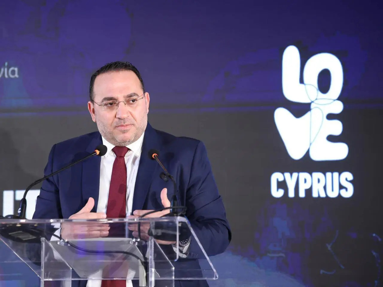 Νότα αισιοδοξίας από Κουμή για αφίξεις – Βλέπει σταδιακή ανάκαμψη των τουριστικών ροών