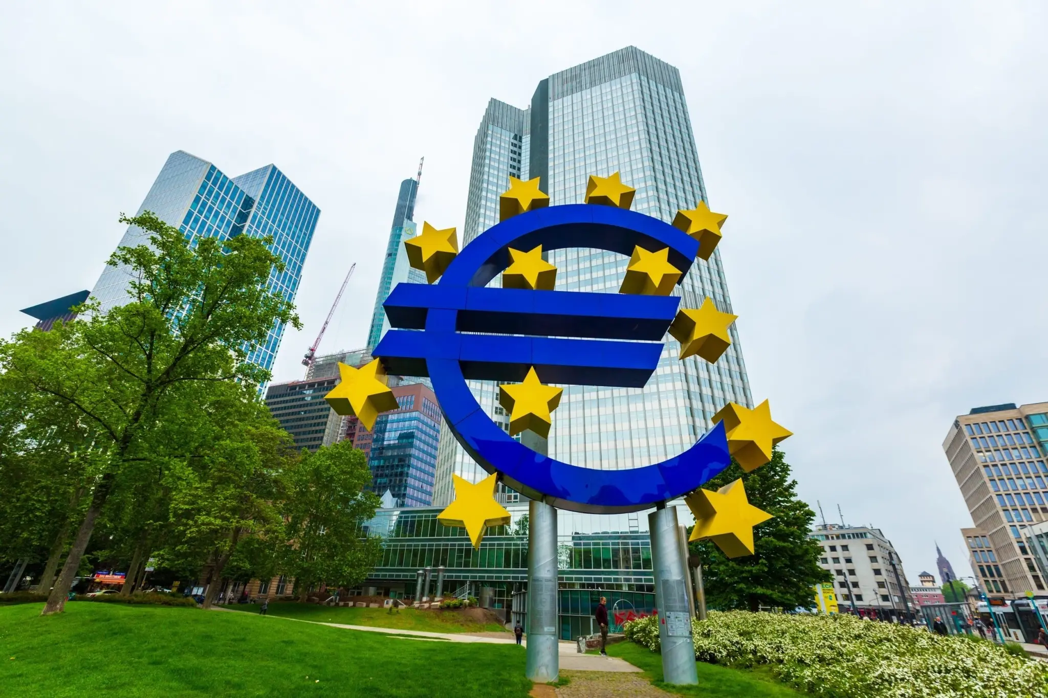 Οι κεντρικές τράπεζες της Ευρώπης αλλάζουν νομισματική ρότα λόγω του πολέμου στο Ιράν