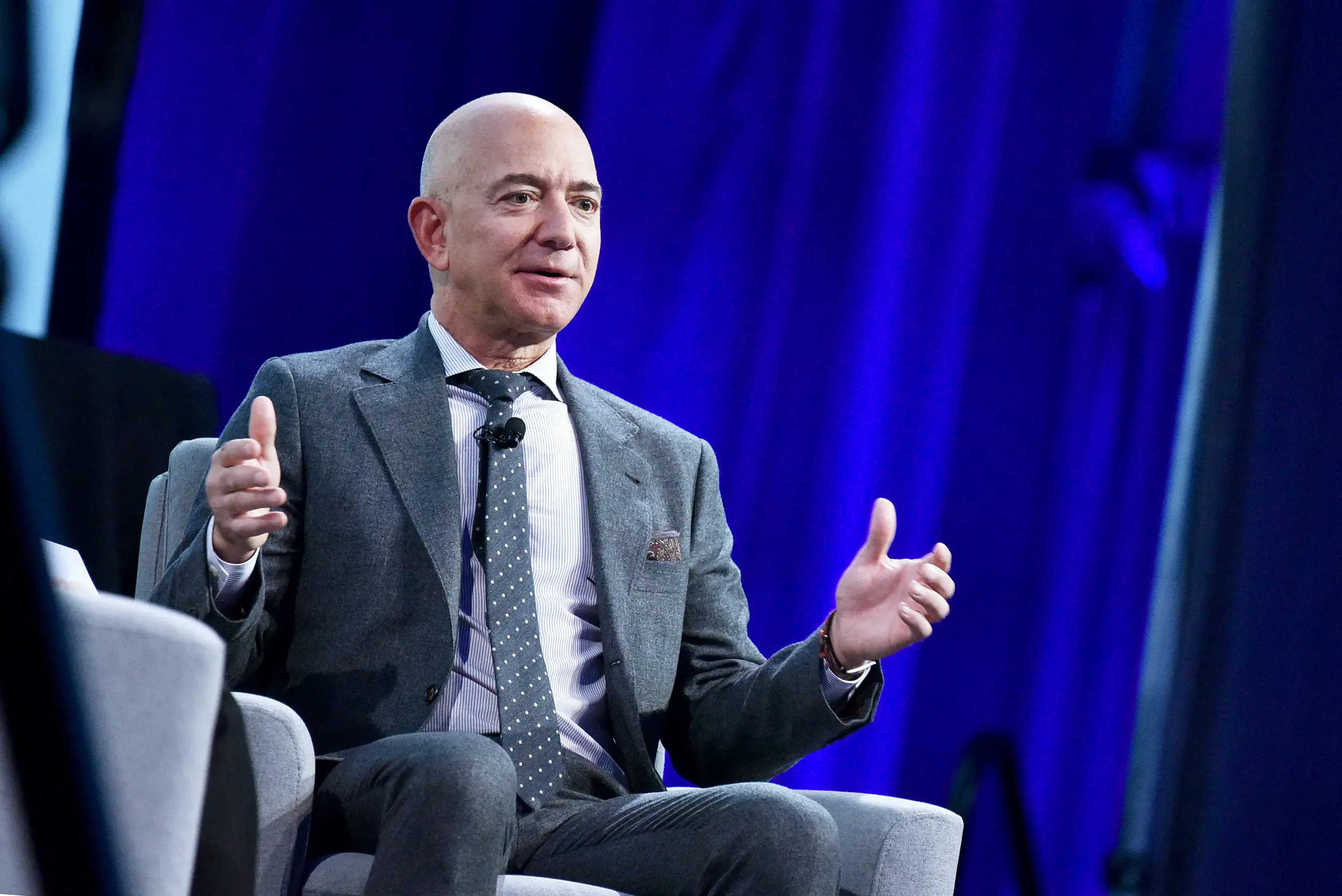 Φεύγει από CEO της Αmazon o Bezos