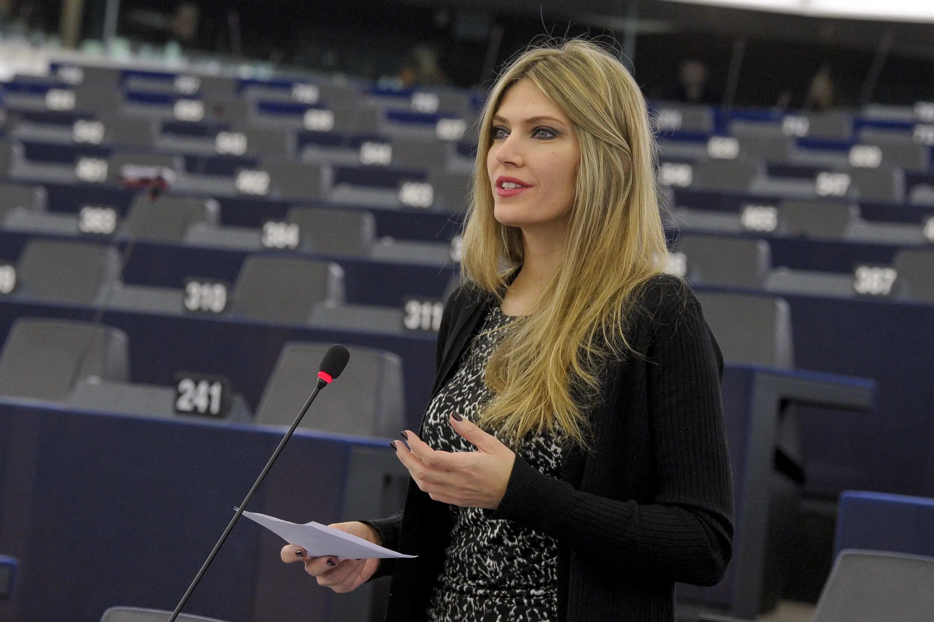 Συνελήφθη ως ύποπτη για διαφθορά η ευρωβουλευτής Εύα Καϊλή