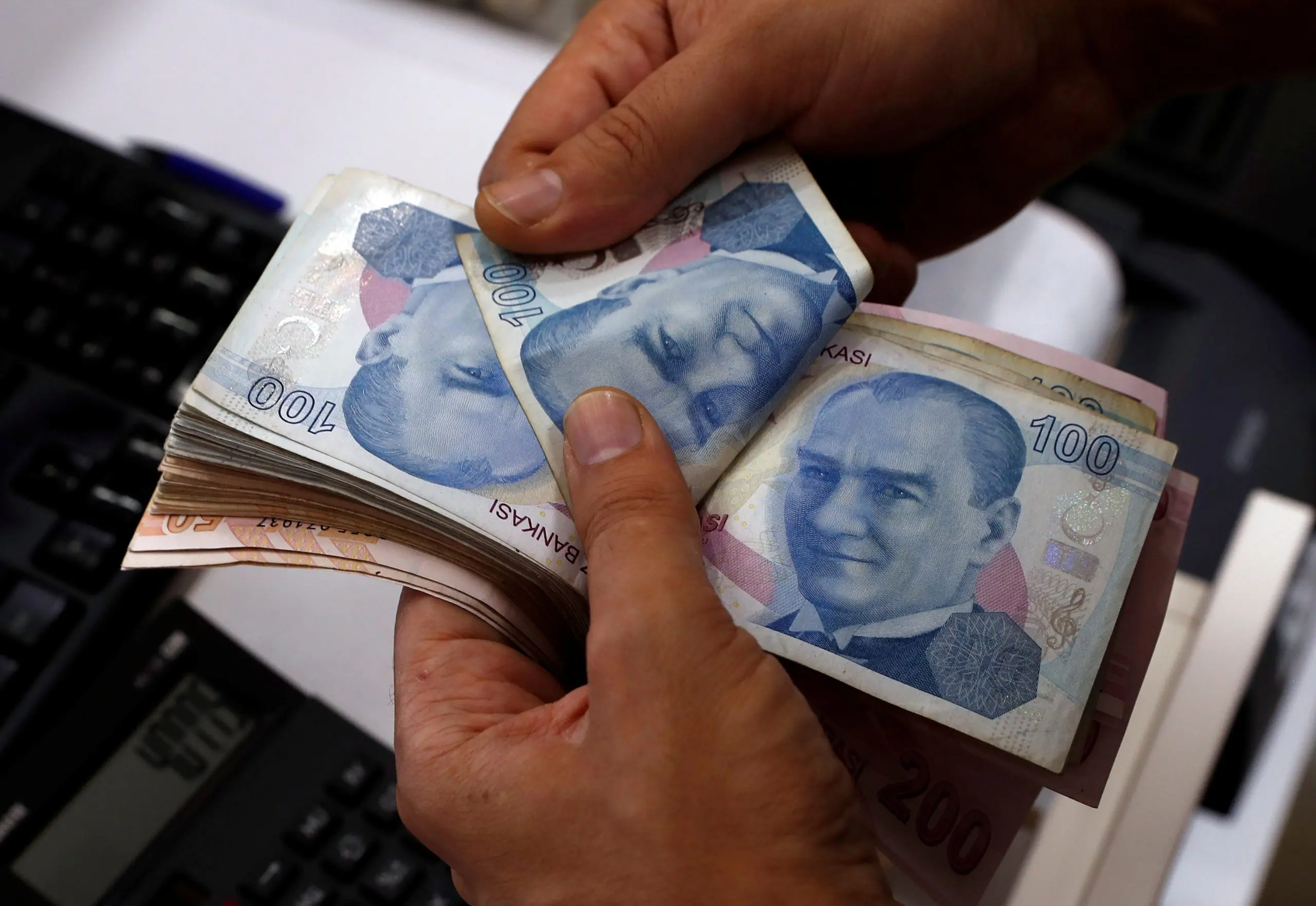 Ποινικές διώξεις σε άτομα που έκαναν δηλώσεις για τη λίρα