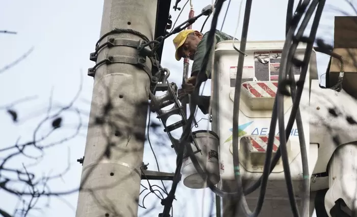 Αγώνας δρόμου για αποκατάσταση της ηλεκτροδότησης στην Χαλκιδική