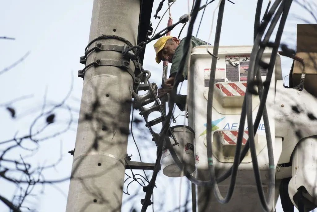 Αγώνας δρόμου για αποκατάσταση της ηλεκτροδότησης στην Χαλκιδική