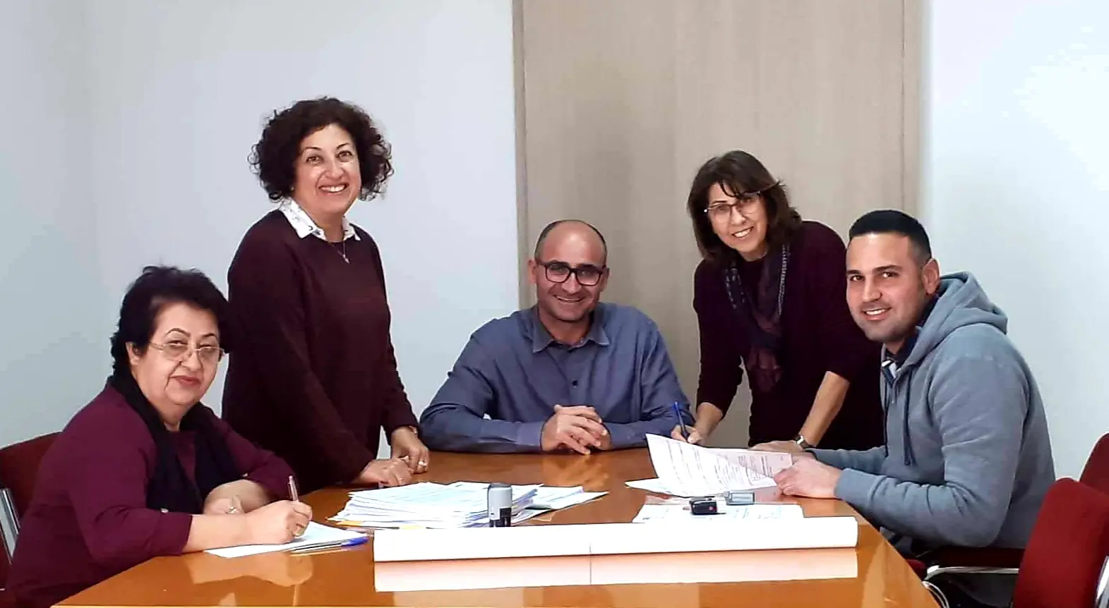 Έπεσαν οι υπογραφές για 800 καθίσματα στο Δημοτικό Αμφιθέατρο Δερύνειας