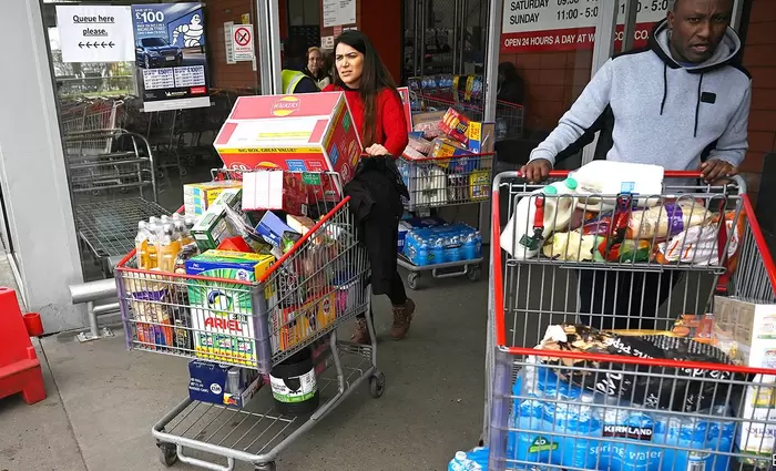 Αγορές πανικού £1 εκ. μέσα σε 21 ημέρες από τους Βρετανούς